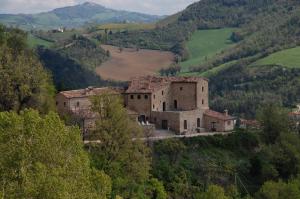 un vecchio edificio sul fianco di una montagna di Borgo Storico Cisterna a Macerata Feltria