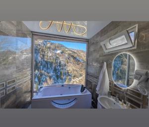 Nespecifikovaný výhled na hory nebo výhled na hory při pohledu z hotelu