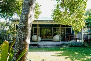 een huis met een paviljoen in een tuin bij #15 Tallow Sands - The Cabin in Suffolk Park