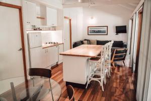 een keuken en woonkamer met een tafel en stoelen bij #15 Tallow Sands - The Cabin in Suffolk Park