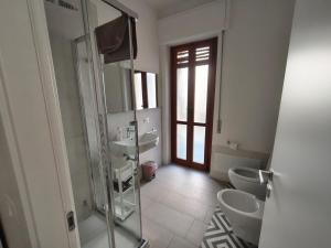 A bathroom at Il Giardino di Anna - Charming rooms in Cagliari Még 37 kép