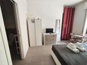 A television and/or entertainment centre at Il Giardino di Anna - Charming rooms in Cagliari