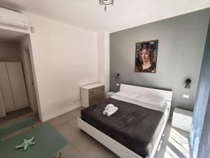 A bed or beds in a room at Il Giardino di Anna - Charming rooms in Cagliari