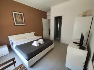 A bed or beds in a room at Il Giardino di Anna - Charming rooms in Cagliari
