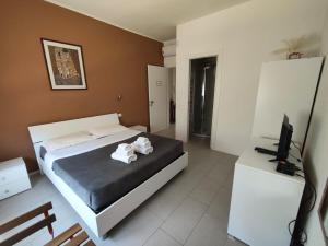 A bed or beds in a room at Il Giardino di Anna - Charming rooms in Cagliari