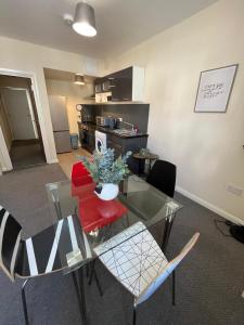 Kuchyň nebo kuchyňský kout v ubytování 2 Bedroom Apartment in Swindon Town Centre + 3 fotografie