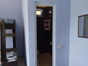 corridoio con bagno con servizi igienici e scala di Natalia - Bagrationi St # 42 a Kobuleti