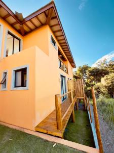 balcón de una casa con terraza de madera en Casa Surya - lux villa 5 min from center, en Itacaré 19 fotos más
