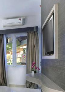 TV a/nebo společenská místnost v ubytování Quest Hotel Balikpapan by ASTON