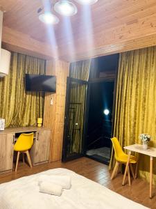 TV a/nebo společenská místnost v ubytování Sairme Glampings