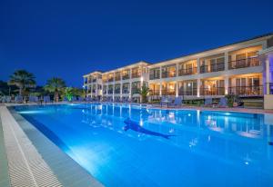 una gran piscina frente a un hotel en Park Hotel & Spa-Adults Only, en Tsilivi