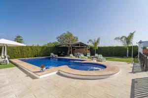 una piscina in un cortile con patio di Casa rural Buhaira a La Puebla de Cazalla