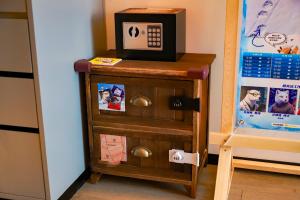 a small dresser with a microwave on top of it at Wanda Jin Xiaohe Xincheng in Taiyuan