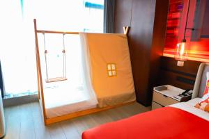 a bedroom with a large mirror and a bed at Wanda Jin Xiaohe Xincheng in Taiyuan
