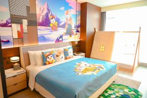 a bedroom with a bed with a painting on the wall at Wanda Jin Xiaohe Xincheng in Taiyuan