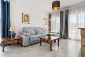 un soggiorno con un divano e due tavoli di Castillo sohail townhouse near the beach by Costarentals - Ref 101 a Fuengirola Altre 19 foto