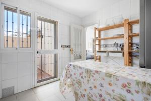 una camera da letto con un letto con copriletto floreale di Castillo sohail townhouse near the beach by Costarentals - Ref 101 a Fuengirola
