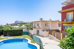 una piscina nel cortile di una casa di Castillo sohail townhouse near the beach by Costarentals - Ref 101 a Fuengirola