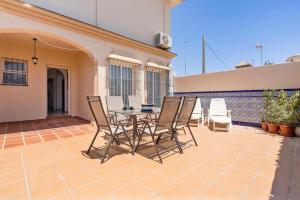 un patio con tavolo e sedie in una casa di Castillo sohail townhouse near the beach by Costarentals - Ref 101 a Fuengirola