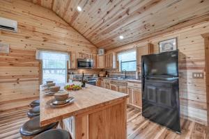 Rustic Cabin with Firepit and Grill - 10 mins to Main St的厨房或小厨房