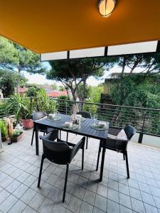 a black table and chairs on a patio at Damiano Chiesa terrazzato -Flexrent Immobiliare Abissinia in Riccione