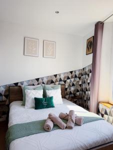 Ένα ή περισσότερα κρεβάτια σε δωμάτιο στο Nancy elegance Cocooning apartment