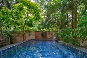 Piscina de la sau aproape de 3BHK Private Pool Shlok Villa