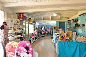 Supermarket nebo jiné obchody v  hotelu nebo okolí + 85 fotografií