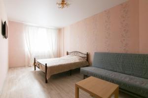 リュベルツィにあるDearHome 8 Martaのベッド1台とソファが備わる小さな客室です。