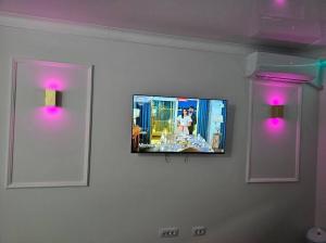 TV a/nebo společenská místnost v ubytování Modern & Glam Studio Costi