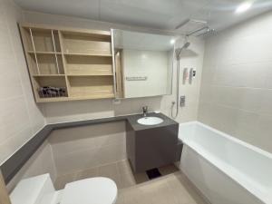 un bagno con lavandino, vasca e WC di Sokcho Marina Hotel a Sokcho Altre 37 foto