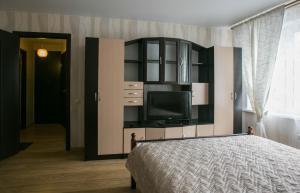 リュベルツィにあるDearHome Mitrofanovaのベッドルーム(ベッド1台、薄型テレビ付)