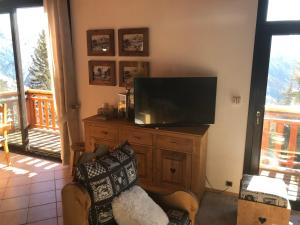 Μια τηλεόραση ή/και κέντρο ψυχαγωγίας στο Chalet Individuel Orcières Merlette 1850m Pied des Pistes Vue Magnifique sur les Montagnes