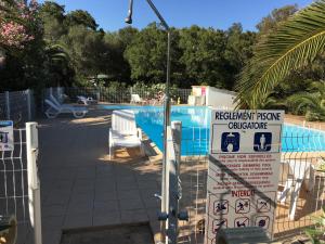 Piscina de la sau aproape de Camping Pezza Cardo