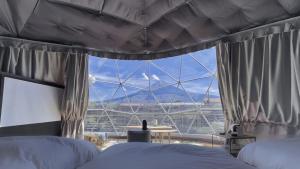 une chambre avec une grande fenêtre offrant une vue dans l'établissement Necoana Glamping Annovillasグランピング, à Fujikawaguchiko
