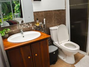 un bagno con un water e un lavandino di The Panorama Negombo a Negombo