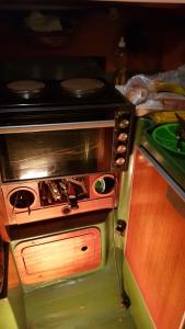 an old stove top oven sitting in a kitchen at Boots-Camping Grevelingen in Herkingen
