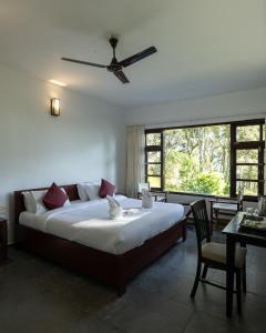 Ein Bett oder Betten in einem Zimmer der Unterkunft Avadale Munnar (Stag Groups Not Allowed)