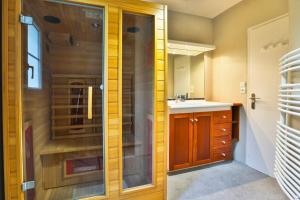 Koupelna v ubytování Villa Foyenne - Piscine, jacuzzi et sauna
