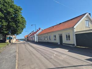 an empty street with a row of buildings at Lägenhet-vindsvåning i centrala öregrund in Öregrund