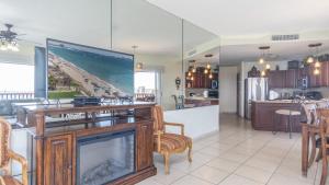 Gallery image of Sunny Charmed Life Spacious Premium Ocean Front Condo in Puerto Peñasco +20 photos