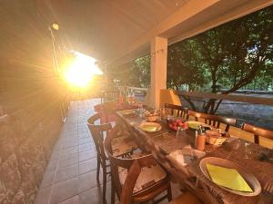stół i krzesła na tarasie, na którym świeci słońce w obiekcie Locanda Su mere b&d w mieście Cheremule