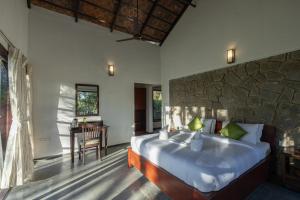 Ein Bett oder Betten in einem Zimmer der Unterkunft Avadale Munnar (Stag Groups Not Allowed)