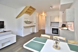 O bucătărie sau chicinetă la La Maison d'Iris - Proche Golf et RER A