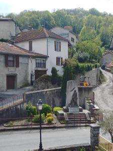 una estatua en medio de una calle junto a una casa en Les Suites de Mauléon, en Mauléon-Barousse
