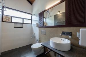 钦纳卡纳Avadale Munnar (Stag Groups Not Allowed)的带白色水槽和马桶的浴室 更多37张照片
