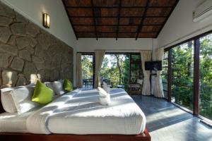Ein Bett oder Betten in einem Zimmer der Unterkunft Avadale Munnar (Stag Groups Not Allowed)