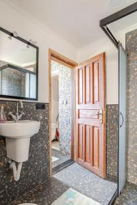 Koupelna v ubytování Luna Alanya Sea View Villa with Private Pool + 37 fotografií