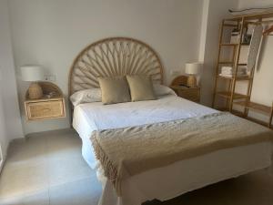 Un dormitorio con una cama grande con cabecero de madera. en Luxury homes bajo laguna beach and pool vera, en Los Amarguillos 14 fotos más