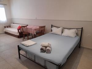 尼亚米卡尼奥纳Nest and Rest的一间卧室，配有一张床、一张桌子和几把椅子